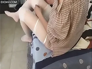 非常闷骚的气质美少妇外面穿得带点小仙气，想不到里面穿着骚紫内衣！